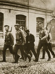 Eine Patrouille jagt Verdächtige nach dem Aufstand in Wyborg, am Stadtrand von St. Petersburg (Sepia-Foto)